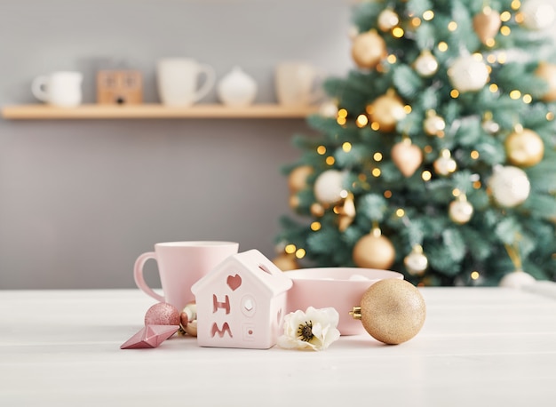 Dolci di natale su priorità bassa dell'albero di Natale. Natale decorato rosa. Buon Anno! Dessert tradizionale di Capodanno. Copia spazio.