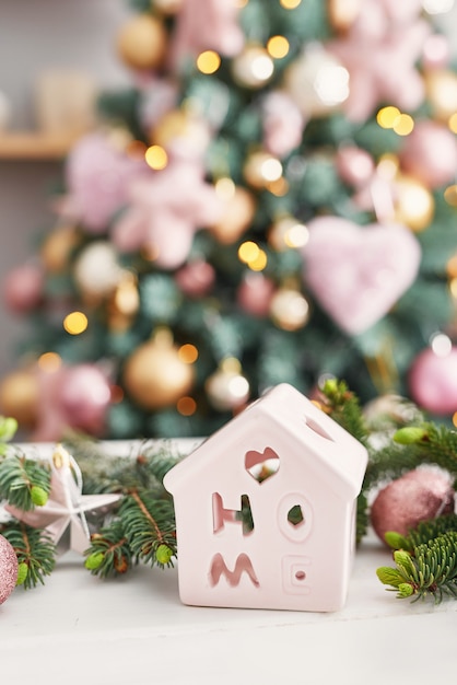 Dolci di natale su priorità bassa dell'albero di Natale. Natale decorato rosa. Buon Anno! Dessert tradizionale di Capodanno. Copia spazio.