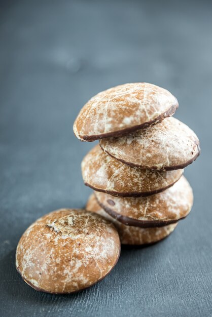 Dolci di pan di zenzero sul tavolo di legno