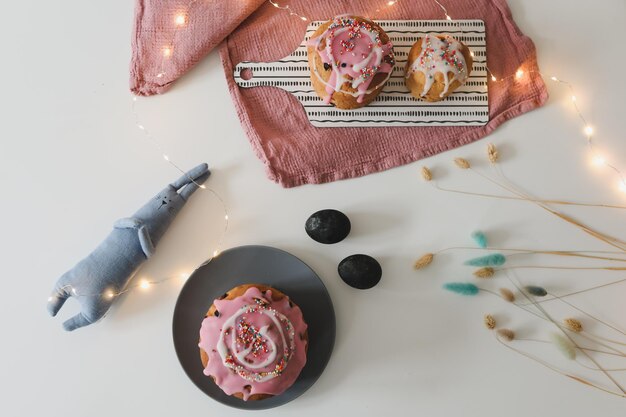 Dolci di Pasqua con decorazioni uova colorate Buon concetto di vacanza di Pasqua