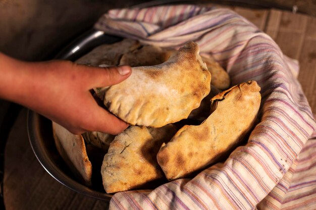 Dolci di pasta croccante in un forno di argilla