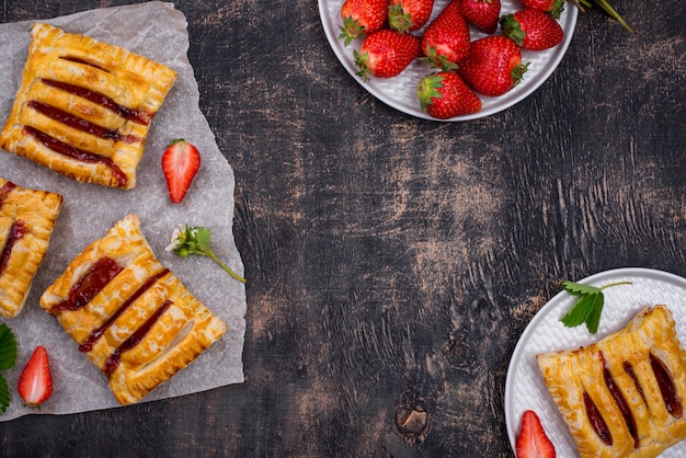 Dolci di pasta sfoglia con fragole