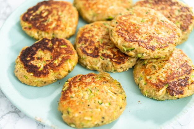 Dolci di zucchine fritte fresche su un piatto.