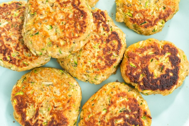 Dolci di zucchine fritte fresche su un piatto.