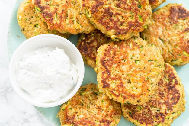 Dolci di zucchine fritte fresche su un piatto.