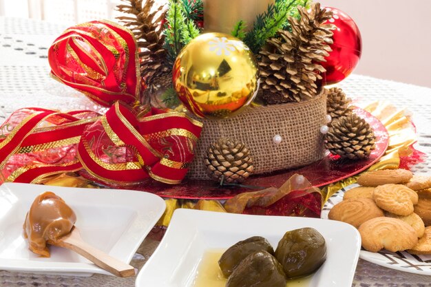 Dolci e biscotti tradizionali colombiani di Natale con un ornamento di Natale, manjar blanco, fichi