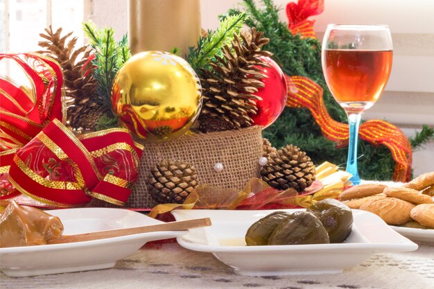 Dolci e biscotti tradizionali colombiani di Natale con un ornamento di Natale, manjar blanco, fichi