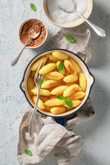 Dolci e gustosi gnocchi di patate serviti con cannella e zucchero