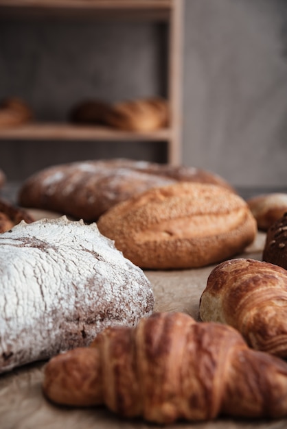 Dolci e pane con farina sul tavolo