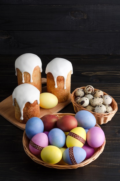 Dolci e pollo di Pasqua, uova di quaglia su uno sfondo scuro