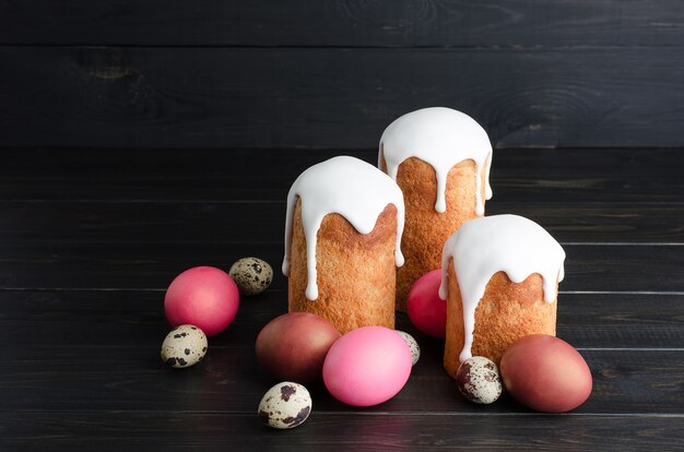 Dolci e pollo di Pasqua, uova di quaglia su uno sfondo scuro