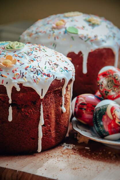 Dolci e uova di Pasqua per la festa cristiana di Pasqua. Il concetto di vacanza.