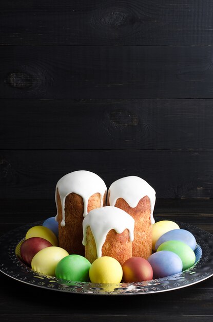 Dolci e uova di Pasqua su uno sfondo scuro, rustico, in legno