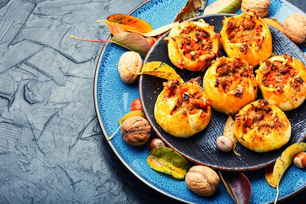 Dolci fatti in casa autunnali. Panini di stagione con carne macinata e zucca.