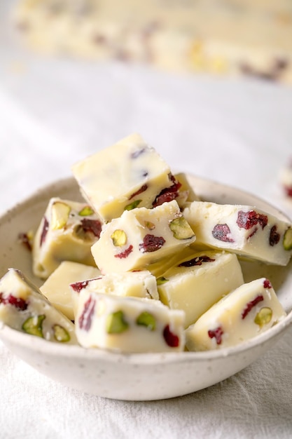 Dolci fatti in casa caramelle pistacchi al cioccolato bianco