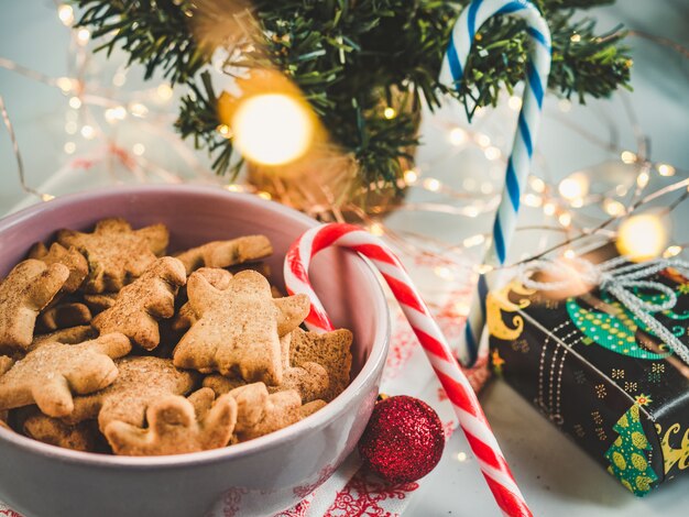 Dolci fatti in casa freschi e profumati e decorazioni natalizie