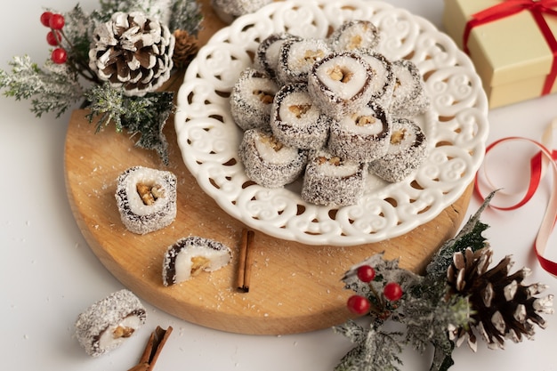 Dolci festivi di Natale con decorazioni di stagioni su sfondo bianco