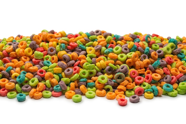 Dolci fiocchi multicolori, fiocchi di cereali. Isolato su uno sfondo bianco.