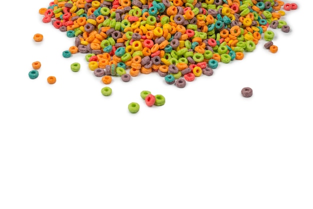 Dolci fiocchi multicolori, fiocchi di cereali. Isolato su uno sfondo bianco.