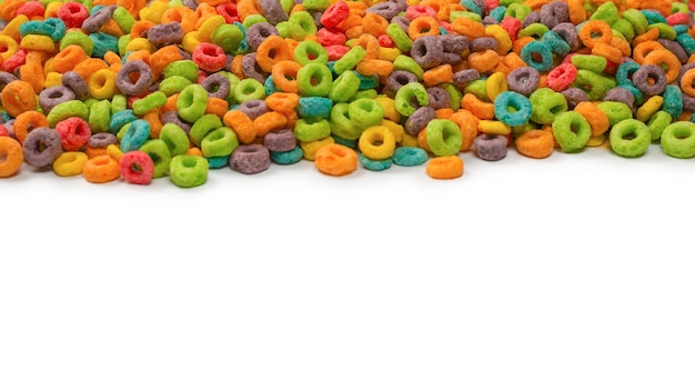 Dolci fiocchi multicolori, fiocchi di cereali. Isolato su uno sfondo bianco.