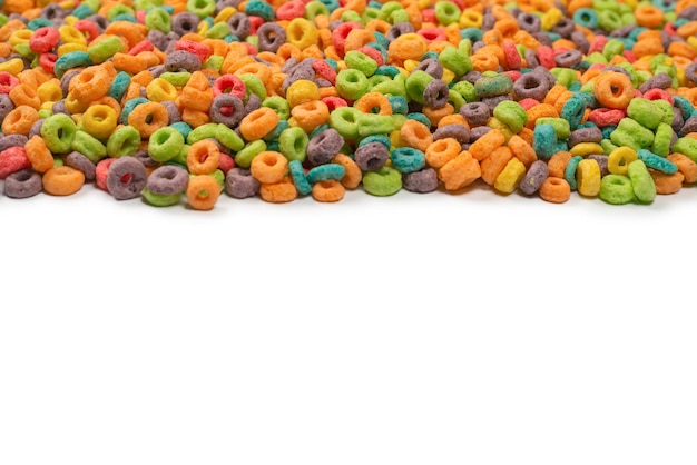 Dolci fiocchi multicolori, fiocchi di cereali. Isolato su uno sfondo bianco.