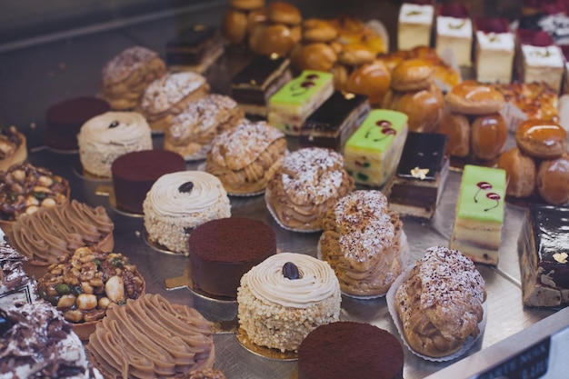 Dolci francesi in pasticceria pasticceria torte in negozio in vendita