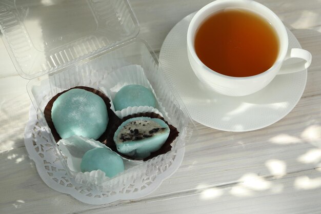 Dolci giapponesi colorati daifuku o mochi I dolci si chiudono sul piatto con una tazza di tè