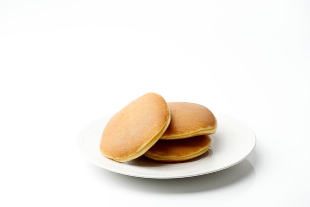 Dolci giapponesi Dorayaki su sfondo bianco