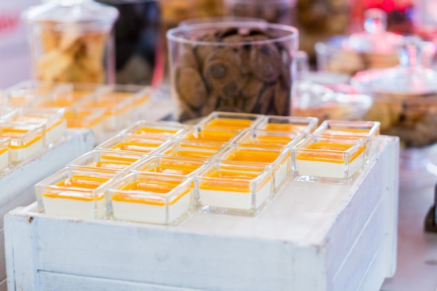 Dolci in cristalleria e altri dolci sul tavolo del buffet durante la pausa caffè