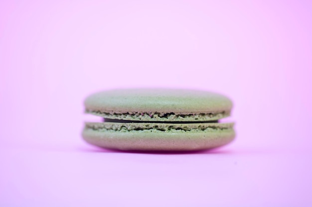 Dolci macarons colorati sulla tavola