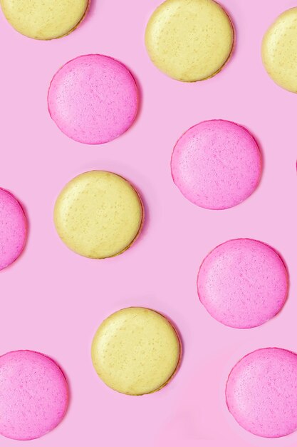 Dolci macarons multicolori su sfondo rosa