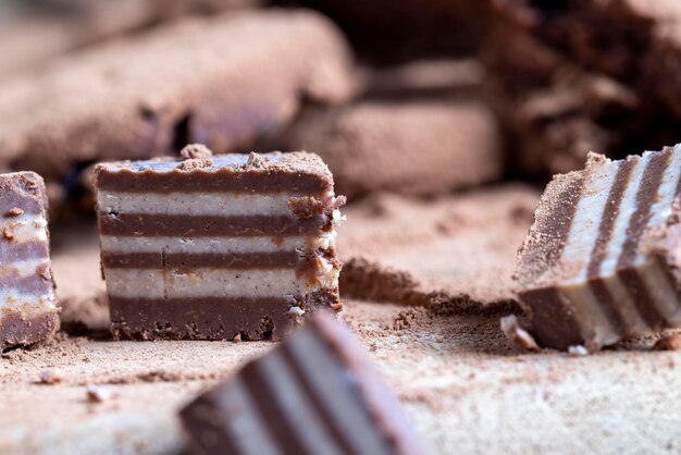 Dolci multistrato realizzati con strati di crema e cioccolato con gusti diversi, gusti misti di dolci di diversi ingredienti in caramelle a strisce