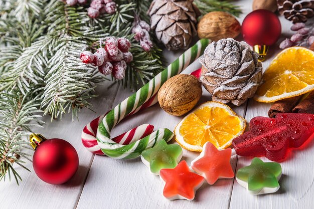 Dolci natalizi e rami di abete con pigne