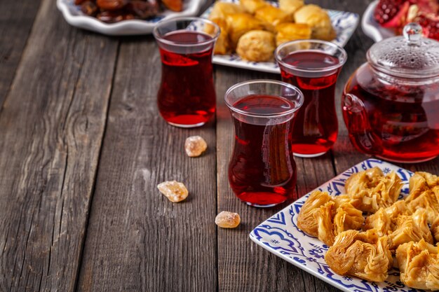 Dolci orientali con tè all'ibisco.