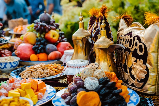 Dolci orientali sul tavolo delle vacanze.