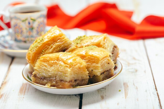 dolci orientali tradizionali sulla tavola di legno