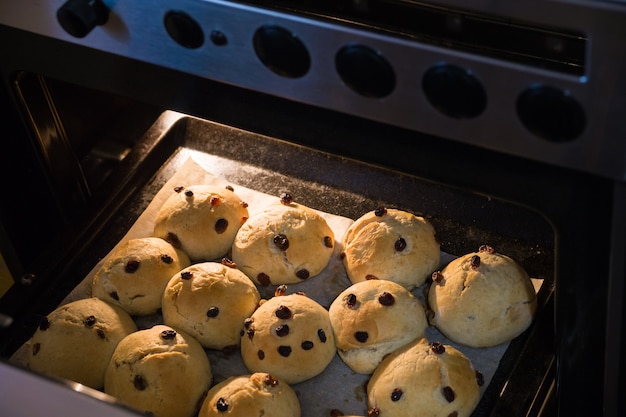 Dolci pasquali appena sfornati illuminati da forno elettrico