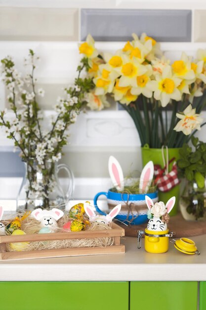 Dolci pasquali e decorazioni uova con divertenti orecchie di coniglio sul tavolo da cucina