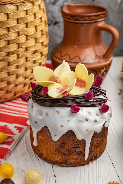 Dolci pasquali su un tavolo di legno bianco