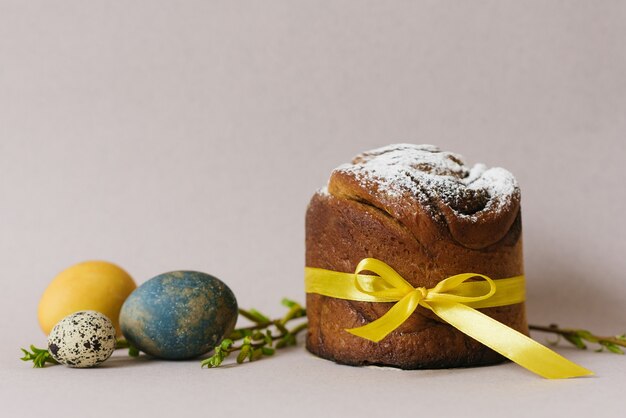 Dolci pasquali (torta pasquale ortodossa), uova e rami di forsizia. La scena delle vacanze di Pasqua. Composizione festosa in tavola