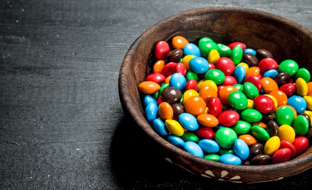 Dolci per bambini diversi in ciotole.