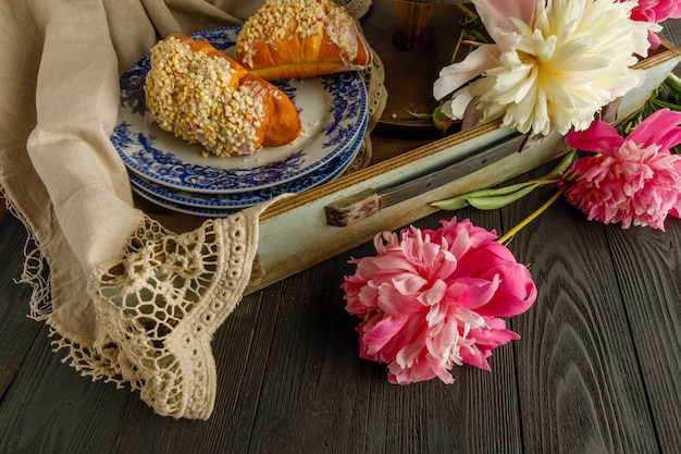 Dolci per la colazione vicino a fiori di peonia