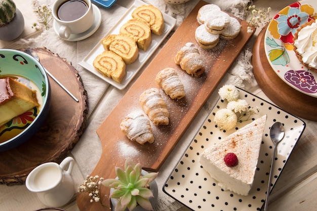 Dolci peruviani assortiti brunch al tavolo del buffet di cibi dolci peruviani