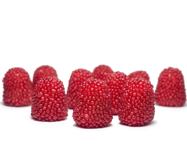 Dolci rossi da masticare sotto forma di frutti di bosco Dolci sotto forma di lamponi su sfondo bianco Isolato di marmellata Dolci per bambini