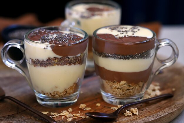 Dolci sani in tazza Budini alla vaniglia e al cioccolato con semi di chia e semi di lino