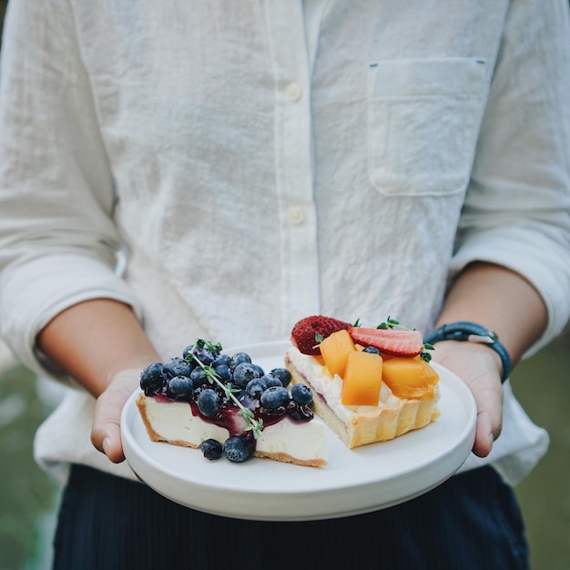 Dolci tagliati con la mano