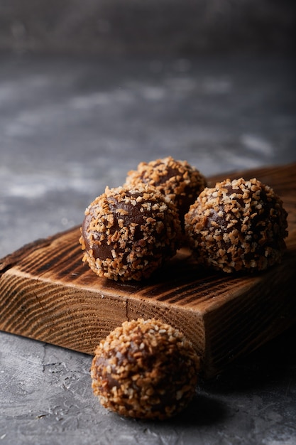 Dolci-tartufi al cioccolato fatti in casa Gustoso spuntino al cioccolato su grigio