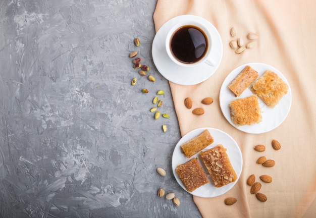 Dolci tradizionali arabi e una tazza di caffè. vista dall'alto