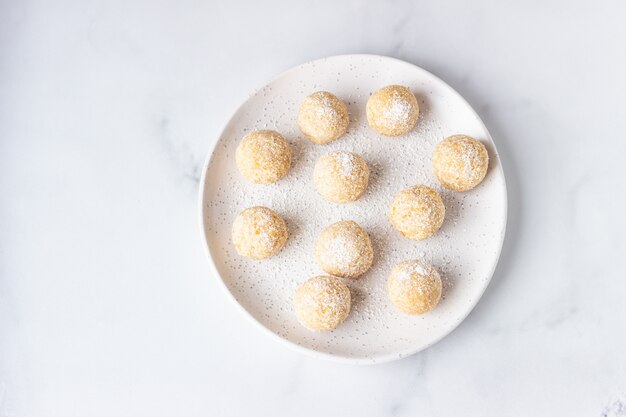 Dolci tradizionali della festa indiana con scaglie di cocco