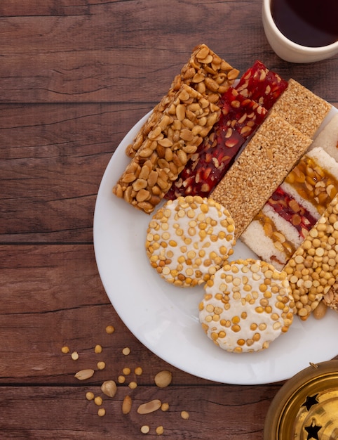 Dolci tradizionali di Mawlid sulla tavola di legno marrone